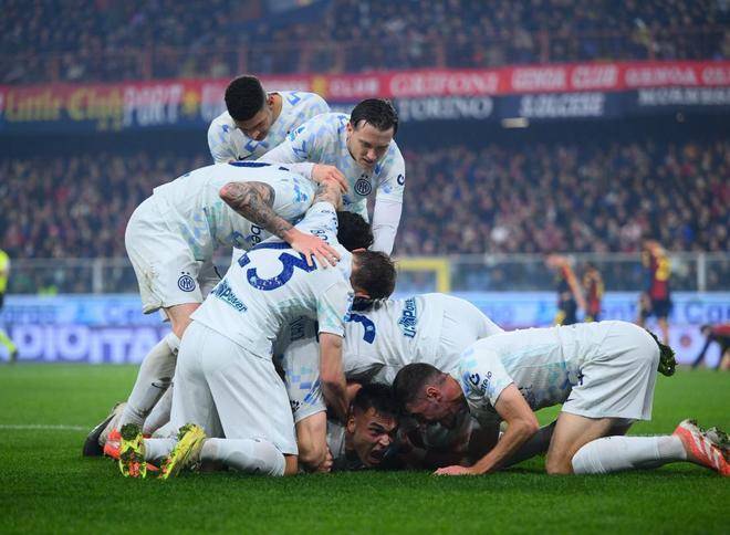 意甲第1易主!劳塔罗传射比肩三大神锋,国米2-1热那亚破魔咒登顶